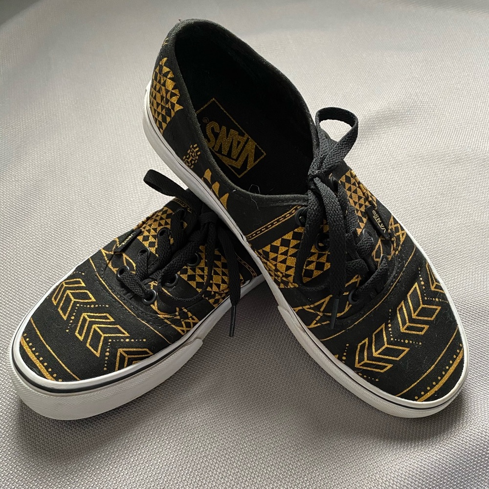 🌟Black and gold Aztec print authentic vans🌟